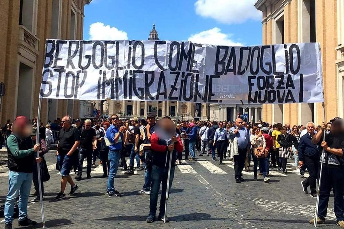 I fascisti di Forza Nuova contestano il Papa per pubblicizzare la contestazione di lunedì a Mimmo Lucano