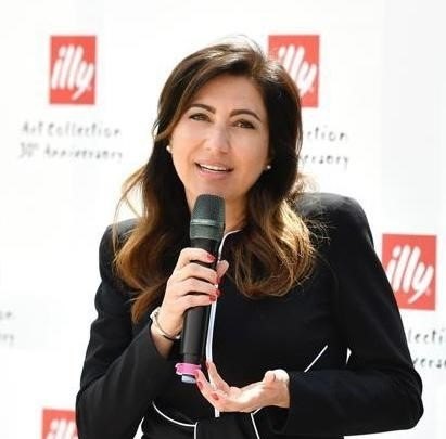 Le tazzine giganti di Illycaffè alla Biennale di Venezia: ne parla l’AD Cristina Scocchia
