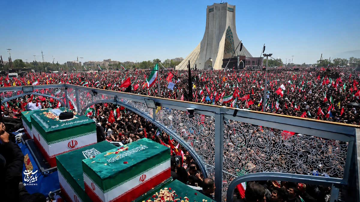 Iran, l'ultimo saluto ad Ali Khamenei: milioni di persone in corteo a Teheran mentre il regime promette vendetta contro Stati Uniti e Israele