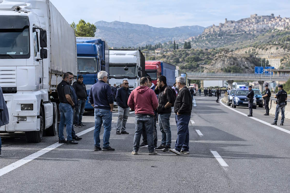 Camionisti in protesta, il governo risponde con la repressione: identificati gli autotrasportatori che bloccano le strade al Sud
