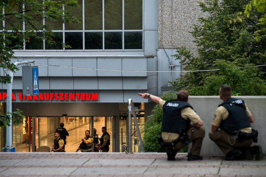 Spari in un centro commerciale a Monaco di Baviera. Diversi morti e feriti. La polizia parla di atto terroristico