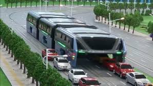Bus innalzati da terra per risolvere i problemi di traffico in Cina